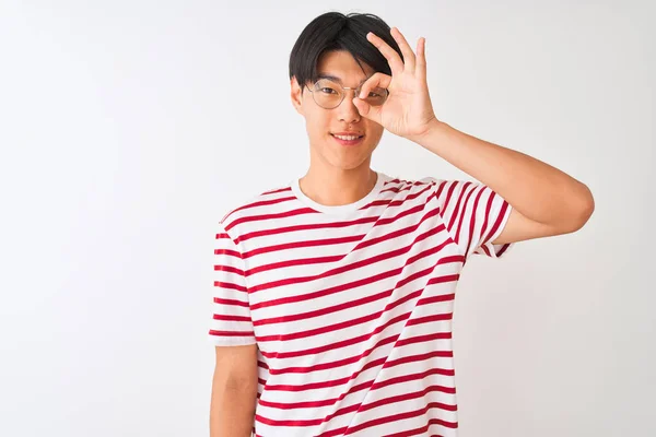 Jovem Chinês Homem Vestindo Óculos Listrado Shirt Sobre Isolado Branco — Fotografia de Stock