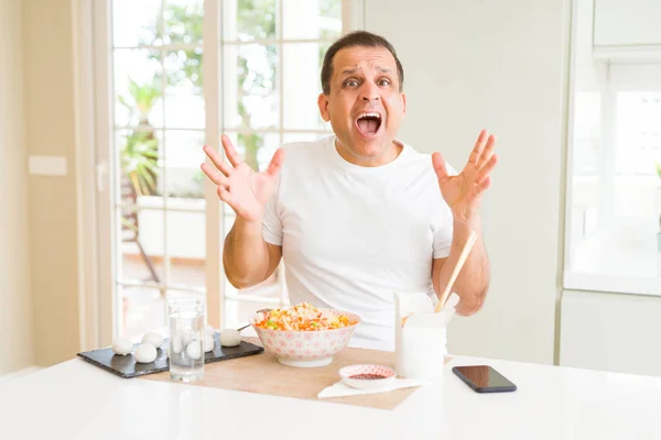 Hombre Mediana Edad Comiendo Comida Asiática Con Palillos Casa Celebrando —  Fotos de Stock