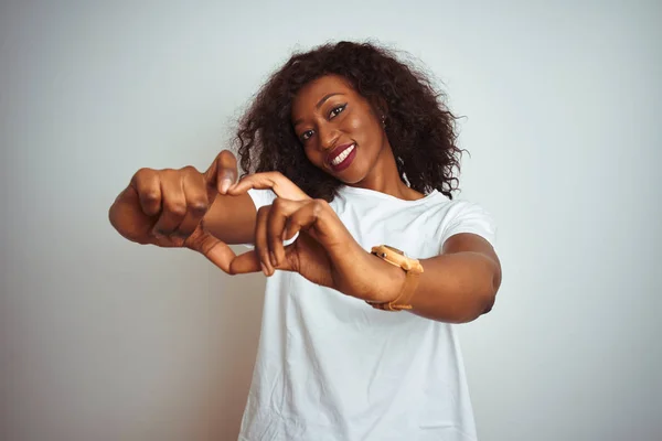 Fiatal Afroamerikai Visel Póló Alatt Álló Elszigetelt Fehér Háttér Mosolyogva — Stock Fotó