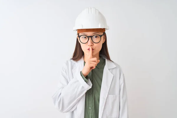 Jovem Engenheira Chinesa Usando Óculos Capacete Casaco Sobre Fundo Branco — Fotografia de Stock