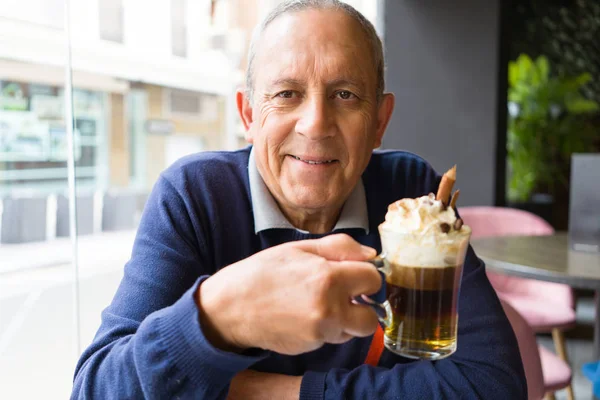 Guapo de mediana edad hombre mayor bebiendo café en el restaurante, s — Foto de Stock