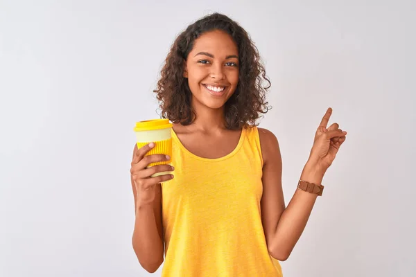 Joven Brasileña Bebiendo Llevar Café Pie Sobre Fondo Blanco Aislado — Foto de Stock