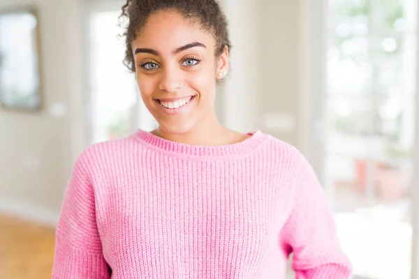 Mulher Americana Africana Bonita Jovem Com Cabelo Afro Com Sorriso — Fotografia de Stock