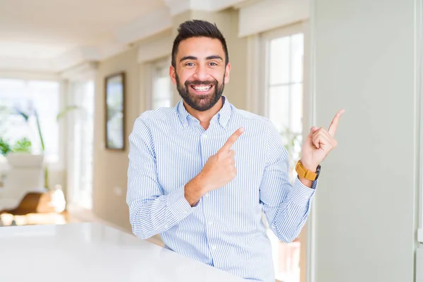 Handsome Spansktalande Affärs Man Leende Och Tittar Kameran Pekar Med — Stockfoto