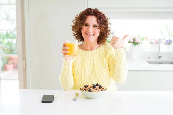 Старша Жінка Їсть Здоровий Сніданок Вранці Вдома Дуже Щаслива Вказуючи — стокове фото
