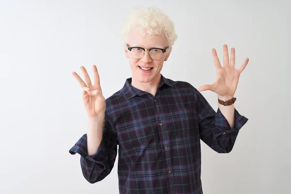 Mladý Albín Plavovlasý Muž Neformální Košilí Sklenicemi Izolovaném Bílém Pozadí — Stock fotografie
