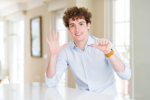 自信を持って幸せに微笑みながら 6番の指で頭を読み上げた若いビジネスマン — ストック写真