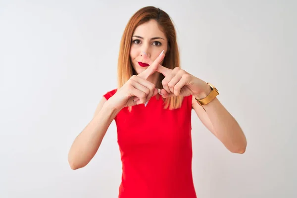 Empresária Ruiva Vestindo Elegante Vestido Vermelho Sobre Fundo Branco Isolado — Fotografia de Stock