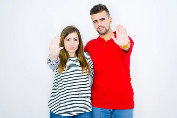 Jovem Belo Casal Abraçando Juntos Sobre Fundo Isolado Branco Com — Fotografia de Stock