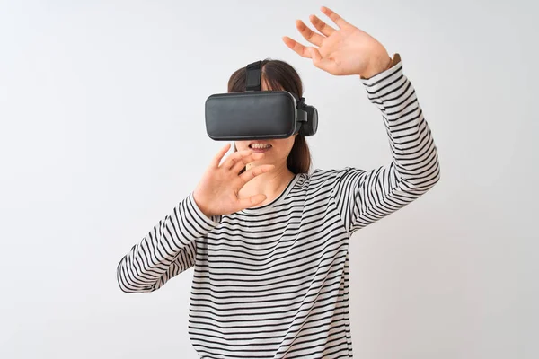 kadın giyiyor Vr kulaklık