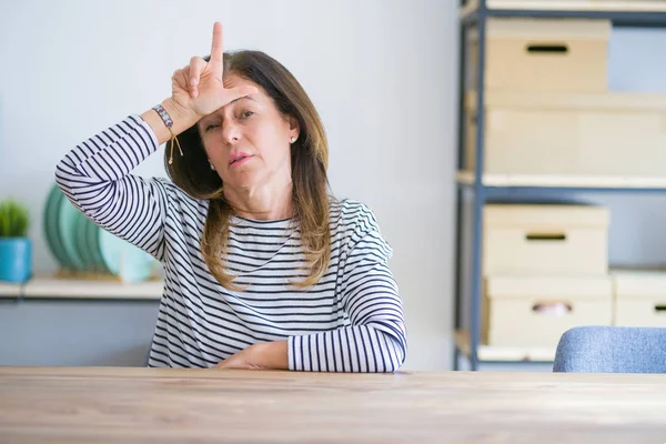 Donna Anziana Mezza Età Seduta Tavola Casa Prendere Giro Persone — Foto Stock