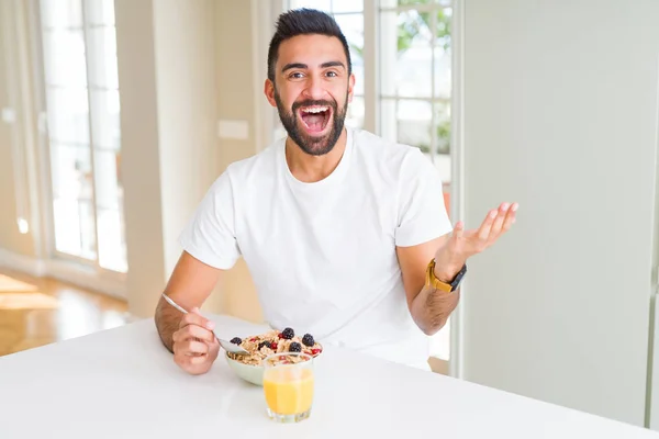 Przystojny Hiszpan Jeść Zdrowe Śniadanie Rano Domu Bardzo Szczęśliwy Podekscytowany — Zdjęcie stockowe