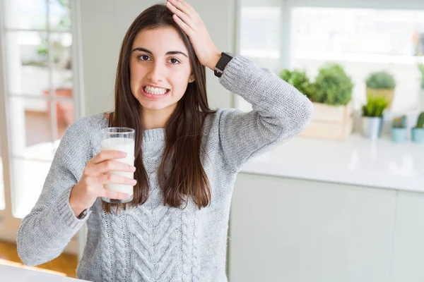 Vacker Ung Kvinna Dricker Ett Glas Färsk Mjölk Stressad Med — Stockfoto