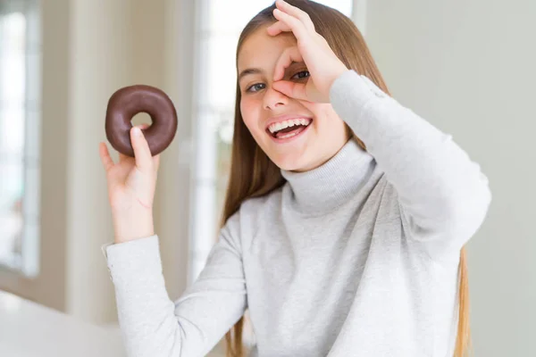 Hermosa Chica Joven Usando Comer Donut Chocolate Con Cara Feliz —  Fotos de Stock