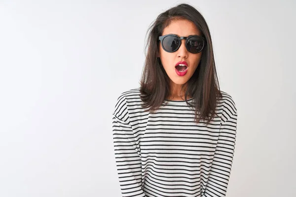 Mulher Chinesa Vestindo Camiseta Listrada Óculos Sol Sobre Fundo Branco — Fotografia de Stock