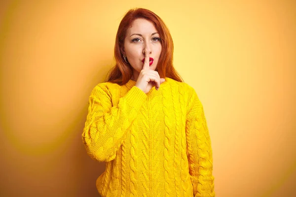 Mulher Ruiva Bonita Vestindo Camisola Inverno Sobre Fundo Amarelo Isolado — Fotografia de Stock