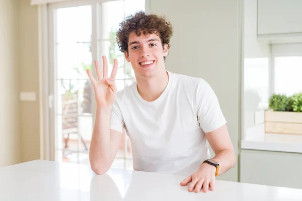 Молодий Красивий Чоловік Білій Футболці Вдома Показує Вказує Пальцями Номер — стокове фото