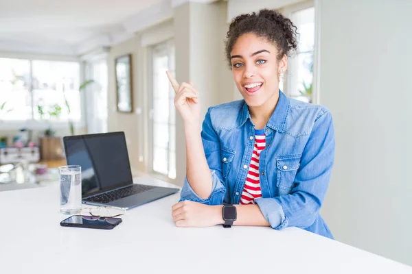 Ung Afrikansk Amerikansk Affärskvinna Arbetar Med Dator Laptop Med Ett — Stockfoto