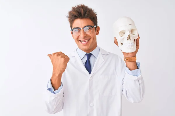 Genç Yakışıklı Doktor Adam Izole Beyaz Arka Plan Üzerinde Kafatası — Stok fotoğraf