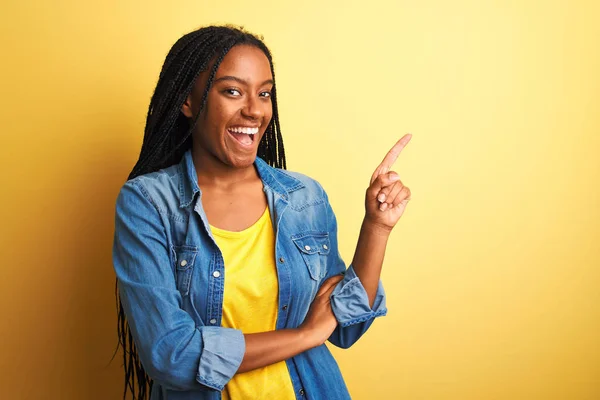Ung Afrikansk Amerikansk Kvinna Bär Jeanströja Stående Över Isolerad Gul — Stockfoto