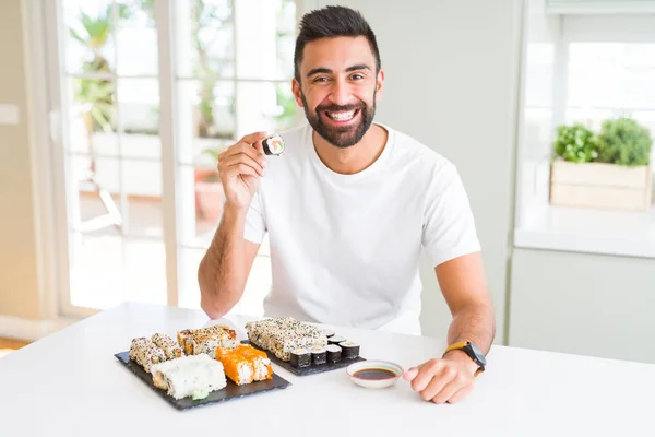 Hombre guapo sonriendo feliz disfrutando comiendo fresco colorido asiático — Foto de Stock