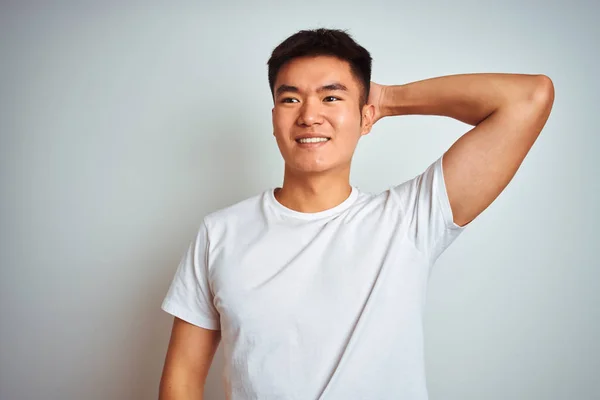 孤立した白い背景の上に立つ若いアジアの中国人男性は 手を上げるジェスチャーで髪に自信を持って微笑み 魅力的でファッショナブルなポーズをとる — ストック写真