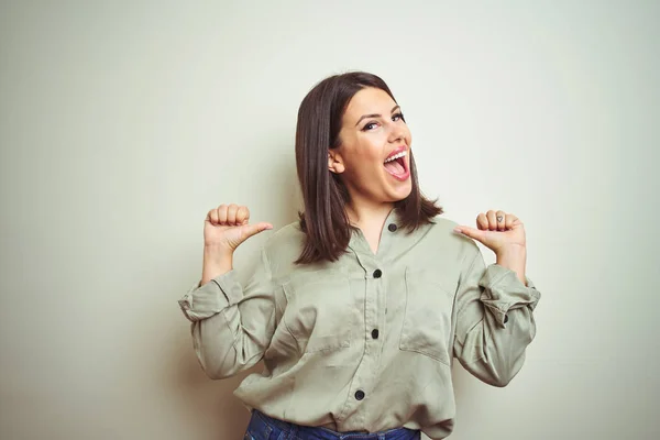 Joven Mujer Morena Hermosa Con Camisa Verde Sobre Fondo Aislado — Foto de Stock