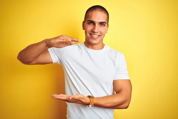 Jonge Kaukasische Man Dragen Casual Wit Shirt Gele Geïsoleerde Achtergrond — Stockfoto