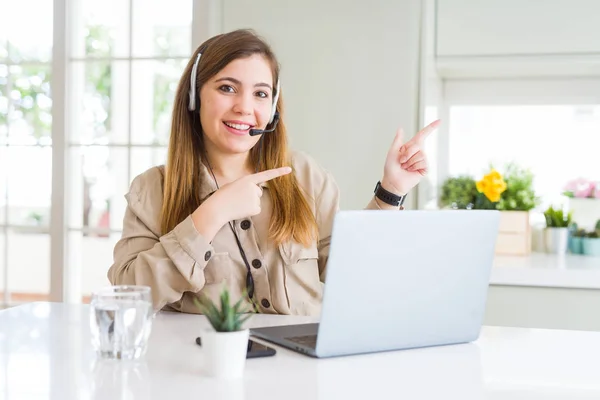 Bella Giovane Donna Operatore Che Lavora Con Computer Portatile Indossa — Foto Stock