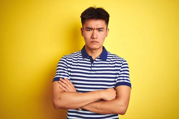 Genç Asyalı Çinli Adam Çizgili Polo Izole Sarı Arka Plan — Stok fotoğraf