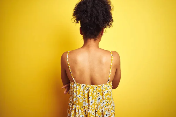 Izole Sarı Arka Plan Üzerinde Duran Rahat Çiçekli Elbise Giyen — Stok fotoğraf