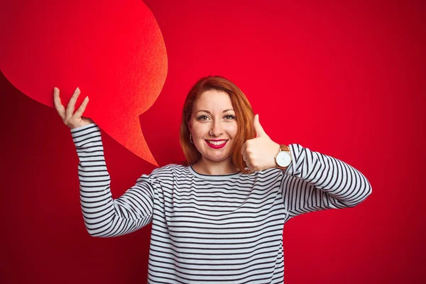 Junge Schöne Rothaarige Frau Hält Sprechblase Über Rotem Isoliertem Hintergrund — Stockfoto