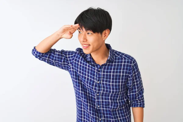 Junger Chinesischer Mann Lässigem Blauem Hemd Der Vor Isoliertem Weißem — Stockfoto