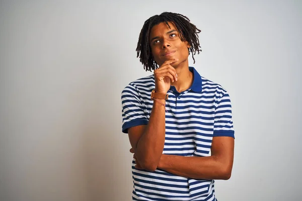 Homem Afro Com Dreadlocks Vestindo Pólo Azul Listrado Sobre Fundo — Fotografia de Stock