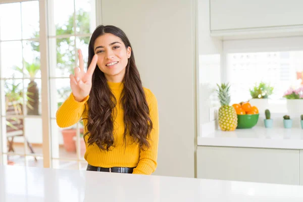 Joven Hermosa Mujer Casa Mesa Blanca Sonriendo Mirando Cámara Mostrando —  Fotos de Stock