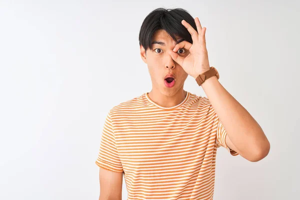 Junger Chinesischer Mann Lässigem Gestreiftem Shirt Der Vor Isoliertem Weißem — Stockfoto