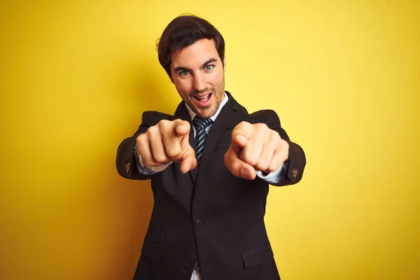 Joven Hombre Negocios Guapo Con Traje Corbata Pie Sobre Fondo — Foto de Stock