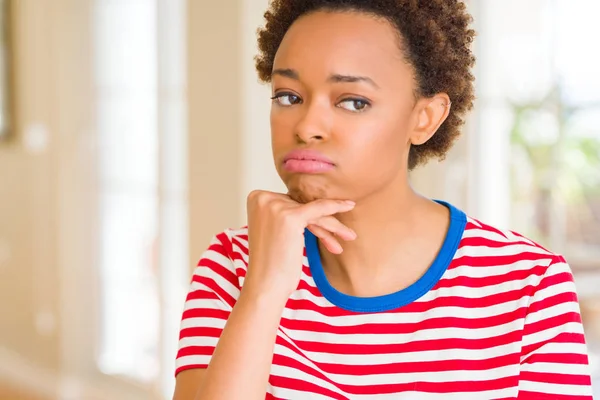 Молодая Красивая Африканская Американка Дома Думает Усталая Скучающая Депрессии Проблема — стоковое фото