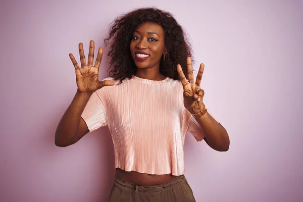 Junge Afrikanisch Amerikanische Frau Shirt Vor Isoliertem Rosa Hintergrund Zeigt — Stockfoto