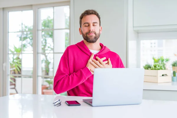 Gutaussehender Mann Der Mit Einem Computer Laptop Arbeitet Lächelnd Mit — Stockfoto