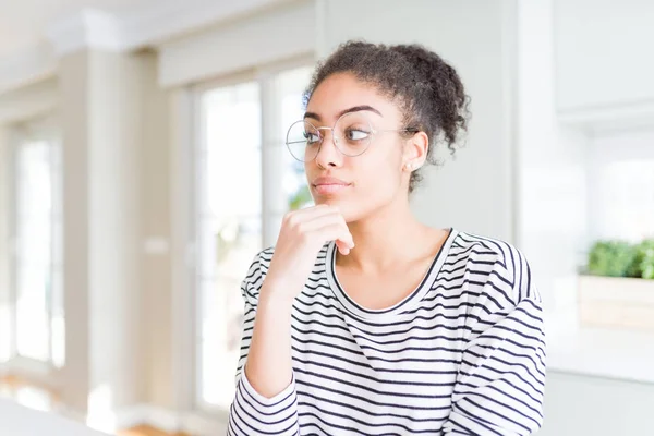 Belle Jeune Femme Afro Américaine Aux Cheveux Afro Portant Des — Photo