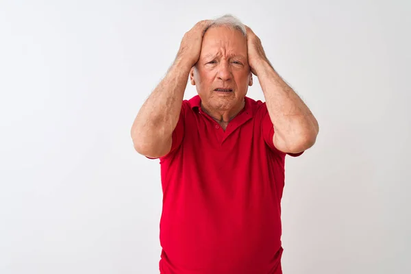 Uomo Anziano Dai Capelli Grigi Indossa Polo Rosso Piedi Sfondo — Foto Stock