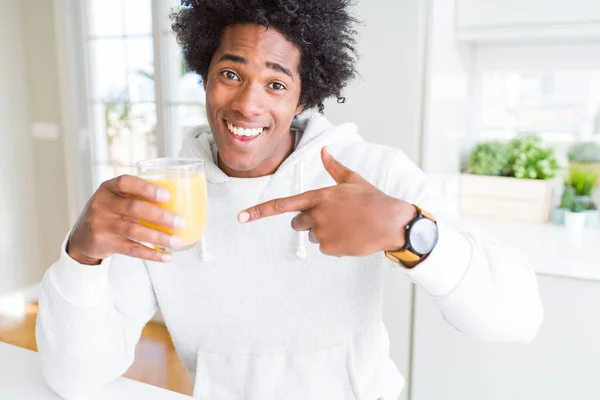 Africký Americký Muž Který Drží Pije Sklenici Pomerančového Džusu Velmi — Stock fotografie