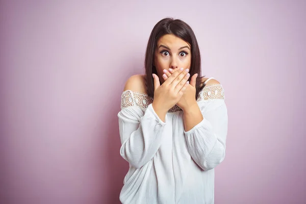 Mladá Krásná Brunetka Růžovém Izolovaném Pozadí Šokovala Ústa Rukama Omylu — Stock fotografie