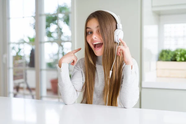 Hermosa Joven Con Auriculares Escuchando Música Bailando Muy Feliz Señalando — Foto de Stock