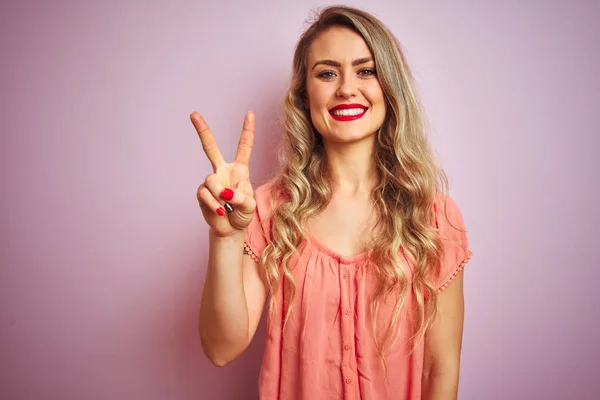 Ung Vacker Kvinna Bär Shirt Stående Över Rosa Isolerad Bakgrund — Stockfoto