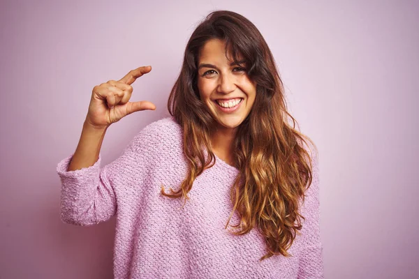 Mujer Hermosa Joven Con Suéter Pie Sobre Fondo Aislado Rosa —  Fotos de Stock