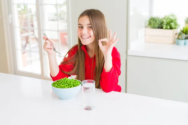 Vacker Ung Flicka Äta Hälsosamt Gröna Ärtor Gör Skylt Med — Stockfoto