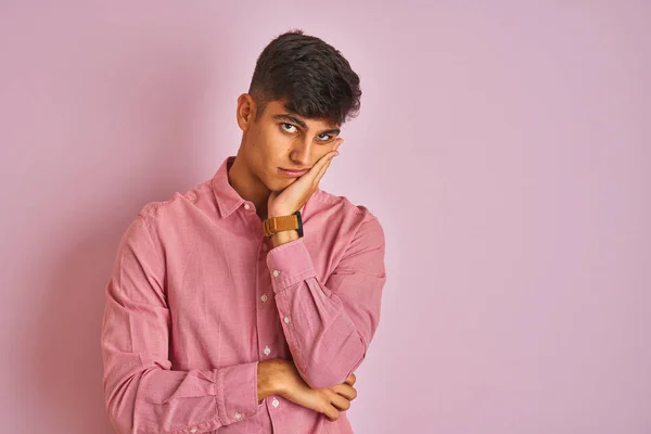 Joven Hombre Indio Con Camisa Elegante Pie Sobre Fondo Rosa — Foto de Stock