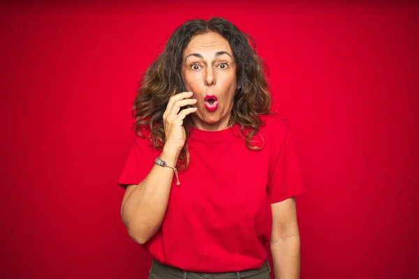 Mujer Mayor Mediana Edad Hablando Por Teléfono Sobre Fondo Rojo — Foto de Stock